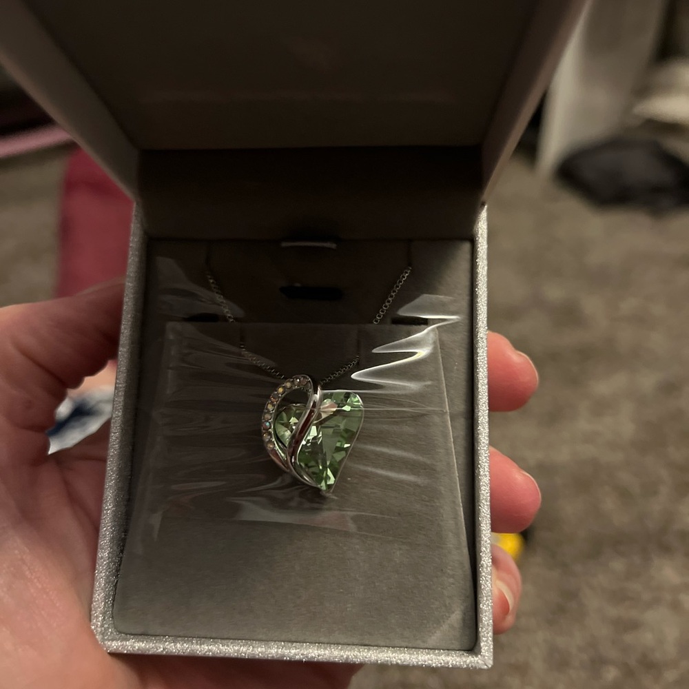 Exquisite LEAFAEL Silver Tone Necklace with Green Crystal Heart Pendant Necklace - Picture 3 of 4